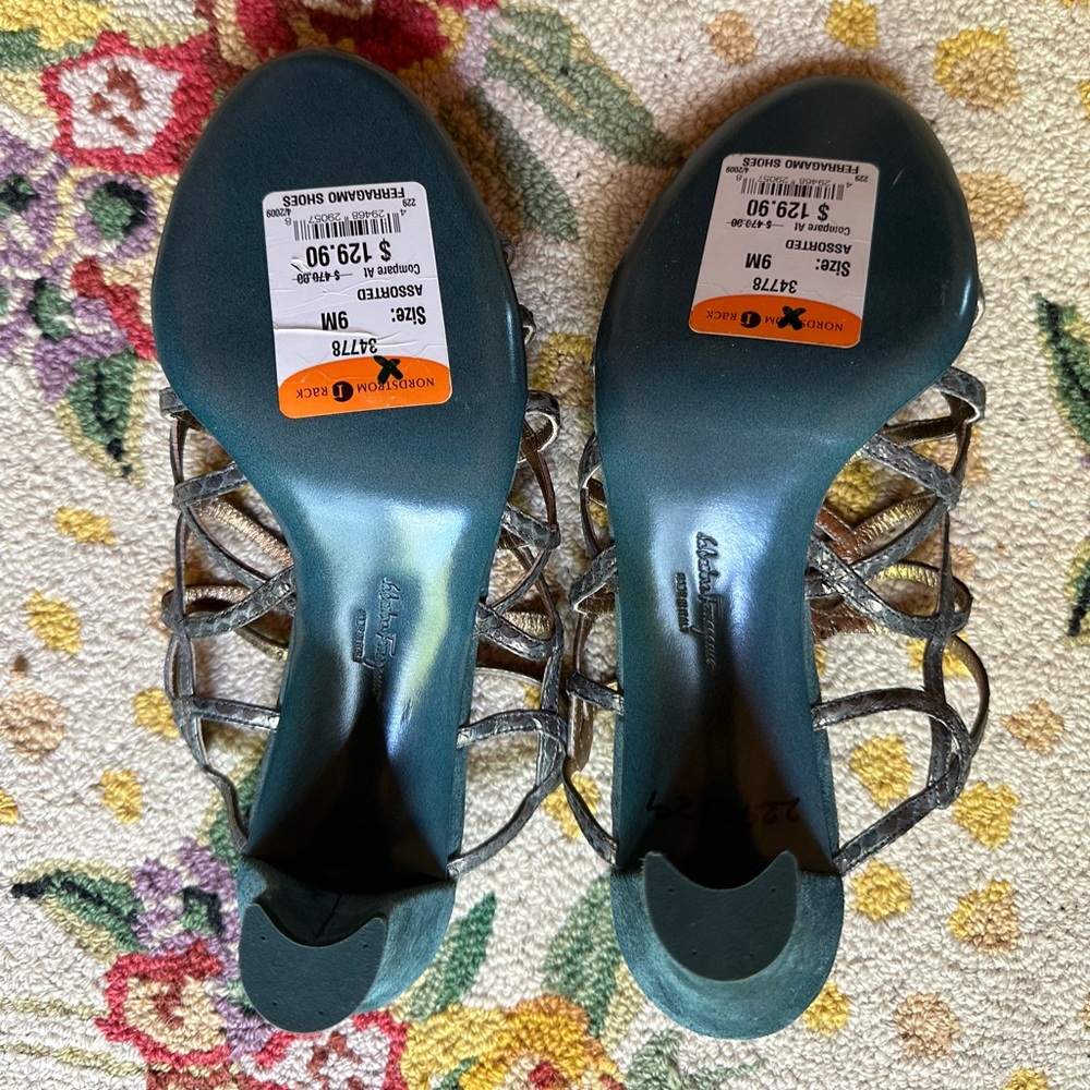 Salvatore Ferragamo made in Italy size 9 turquoise new - Picture 5 of 5